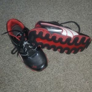 Tennis shoes